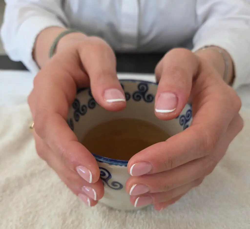 pose de vernis semi-permanent en french manucure