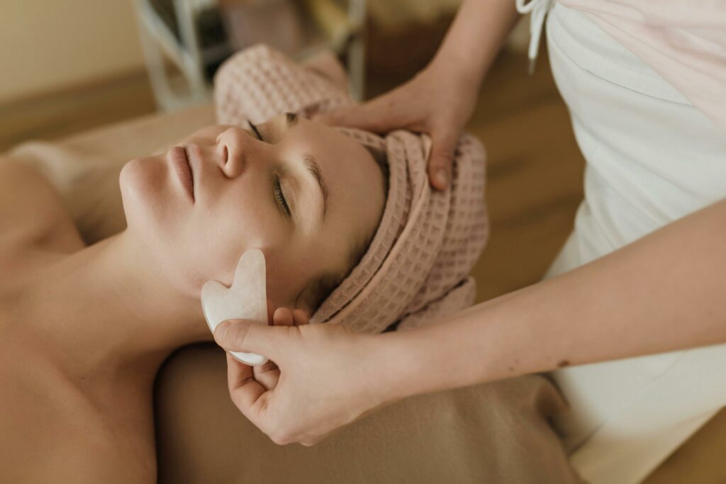 modelage du visage avec pierre de Gua Sha en quartz