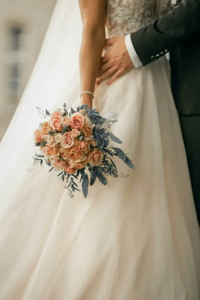 robe mariée avec bouquet
