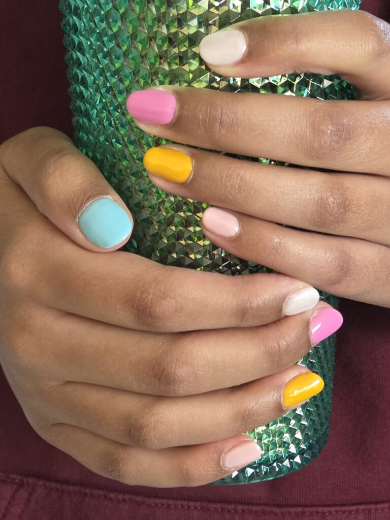 vernis semi permanent couleur pastel, coloris différent à chaque doigt