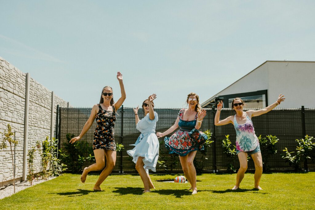 filles heureuses dans qui sautent dans l'herbe